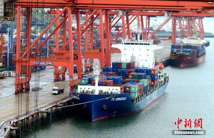 资料图为厦门港海天集装箱码头。
中新社记者 王东明 摄