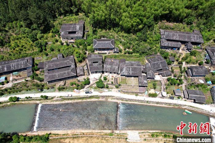 图为5月17日，航拍塘里古村。（无人机照片） 中新社记者 王东明 摄