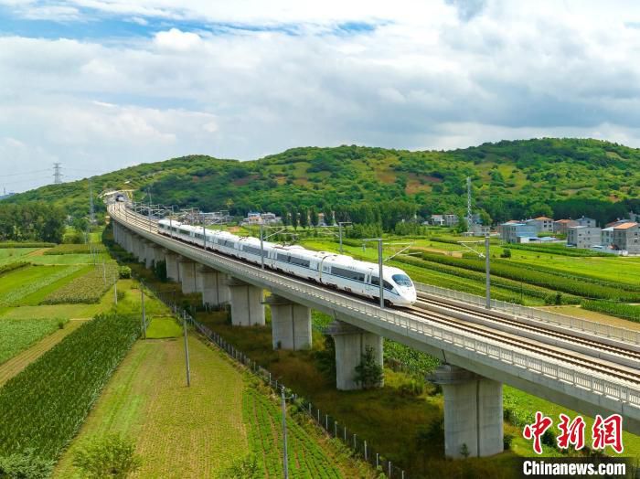列车行驶在郑渝高铁襄阳市东津新区境内 杨东 摄