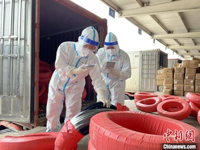 海关关员在友谊关查验平台查验出口的塑料管 南宁海关供图