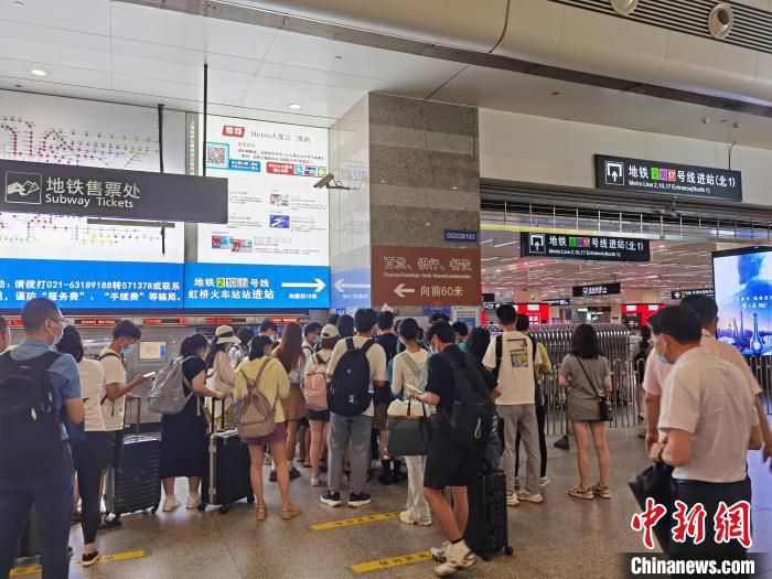 虹桥火车站站乘客进站扫描场所码　浦帆　摄