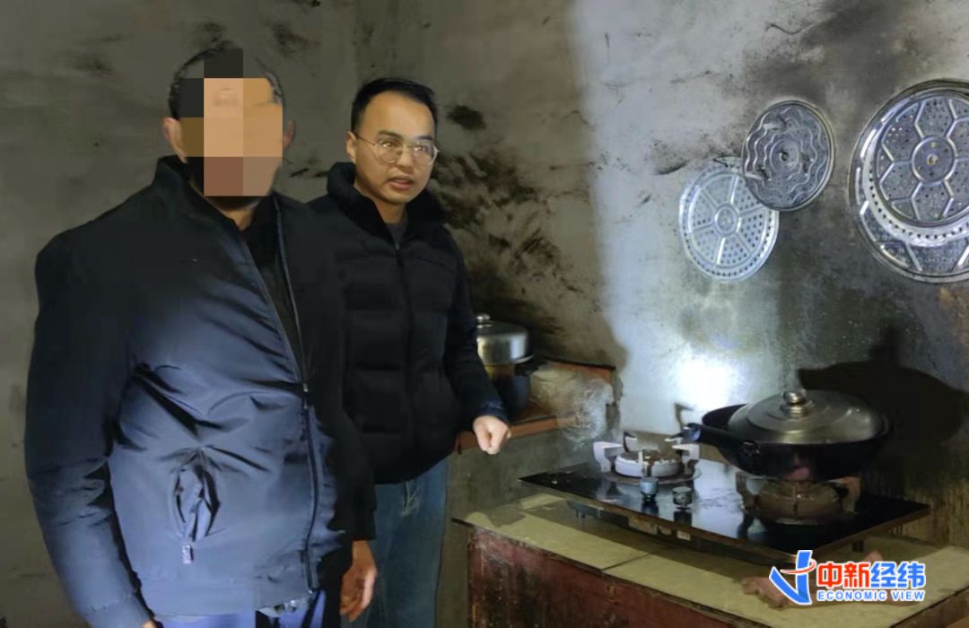 2022年2月18日，半夜前往村民家中进行燃气安全排查。受访者供图