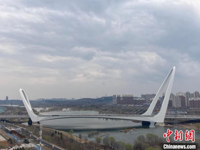 图为北京新首钢大桥。　徐婧 摄
