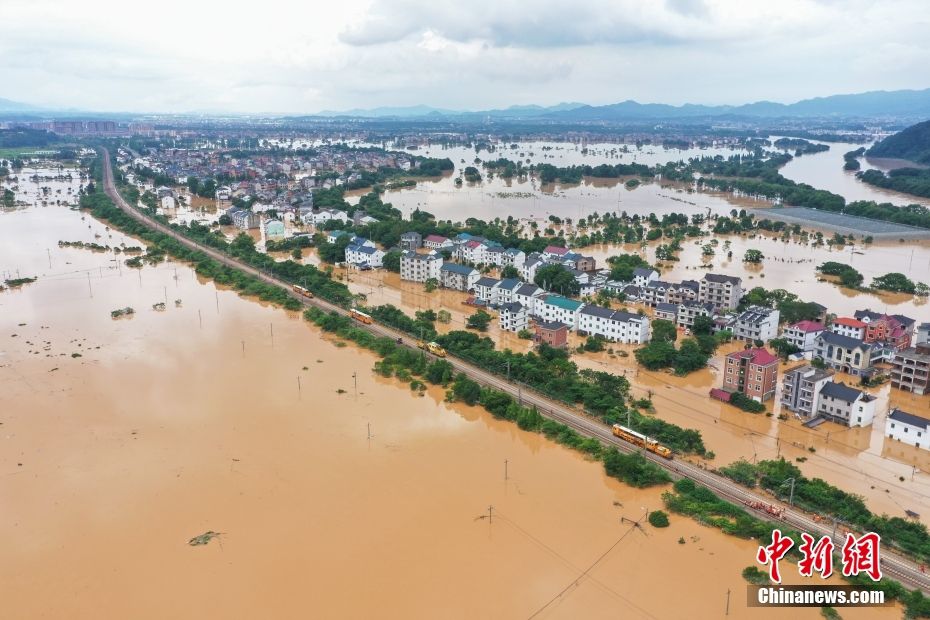 6月21日，受持续强降雨影响，沪昆线江西上饶至广丰间K540 00至K549 900处水漫钢轨，部分线路道床冲空。22日4时30分，经过铁路部门500余人昼夜全力抢修，受暴雨水害影响中断行车40小时的沪昆铁路江西段恢复通车，途经该路段的客货列车运行秩序正逐步恢复。（无人机照片） 中新社发 汪翰 摄