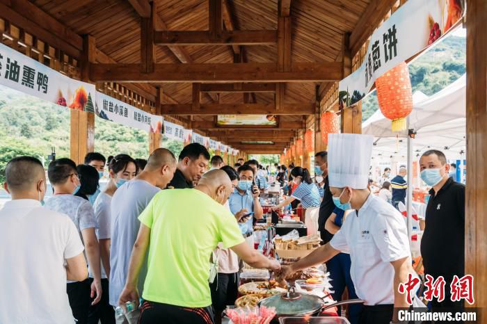 司乘、旅客品尝特色美食。　福建高速 供图
