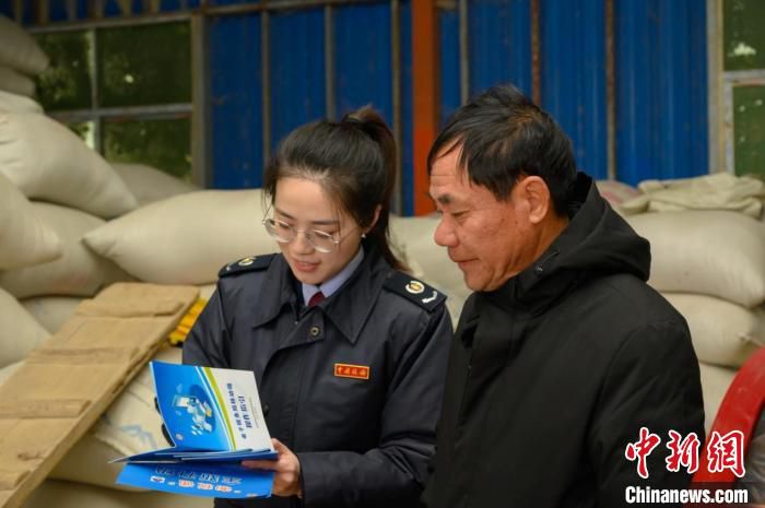 益阳市赫山区税务局干部应约来到全市种粮大户汤彩华的田间地头，了解春耕涉税需求。　谢琳 摄