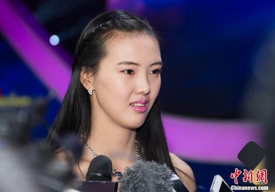 资料图：2017年中国排球联赛颁奖典礼，张常宁正在接受采访。 中新网记者 李卿 摄