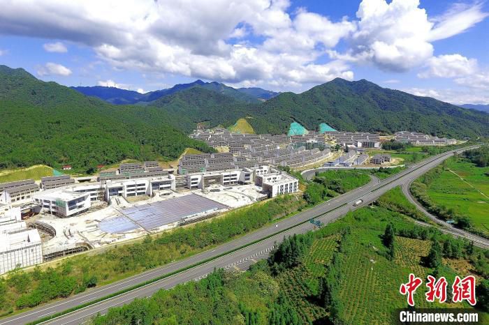 浮梁荻湾乡村振兴开发项目，位于景德镇市浮梁县西湖乡乡域，涉及4个自然村。　邓洁 摄
