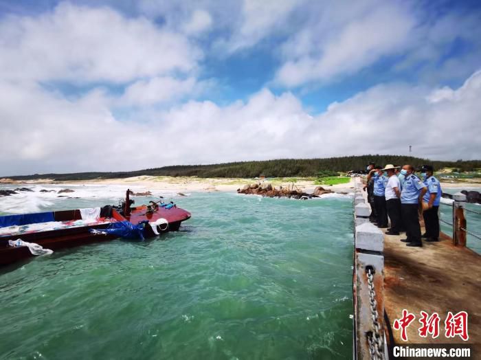 多部门分析研判现场情况。海南海警局供图
