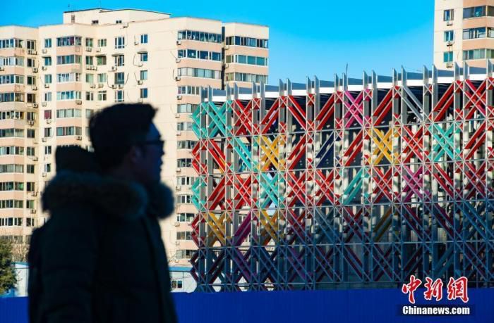 资料图：五棵松冰上运动中心的“冰菱花”幕墙在阳光的映照下色彩斑斓 中新社记者 侯宇 摄