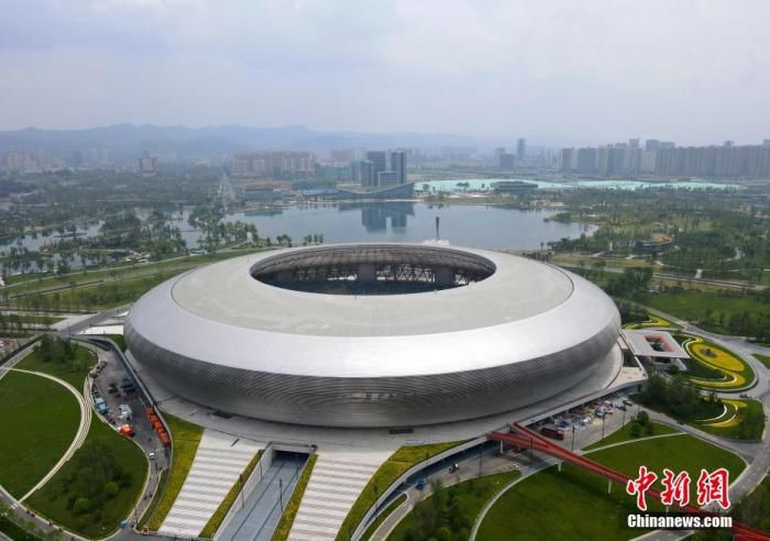 图为4月19日，航拍成都大运会开幕式主场馆。（无人机照片） 中新社记者 张浪　摄