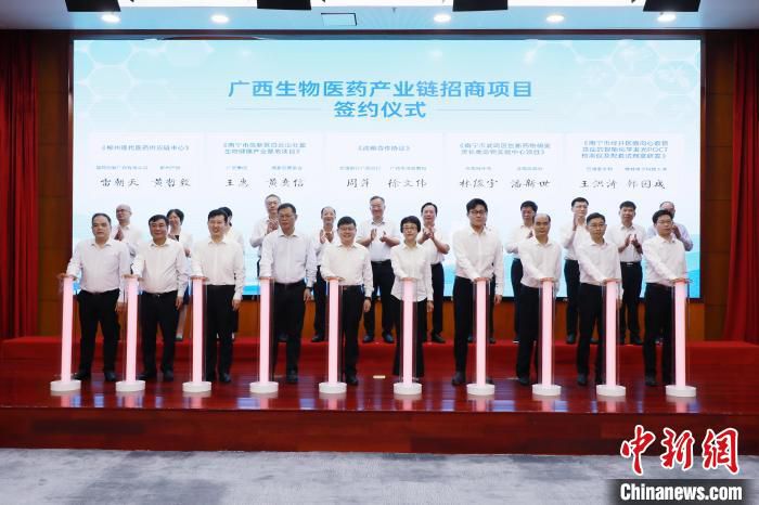 图为签约仪式。　杨彪 摄