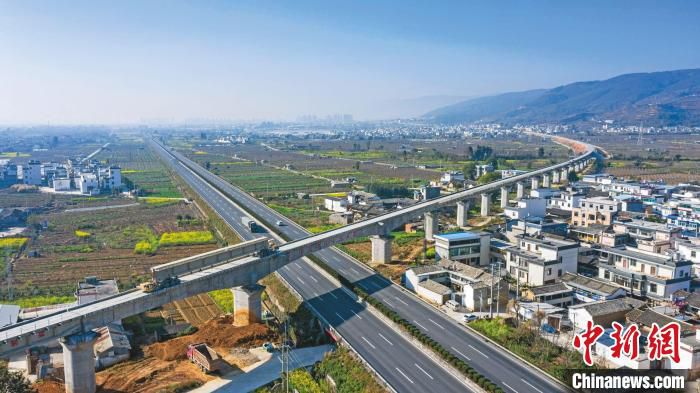 图为正在建设中的大瑞铁路大保段。　中共保山市委宣传部供图
