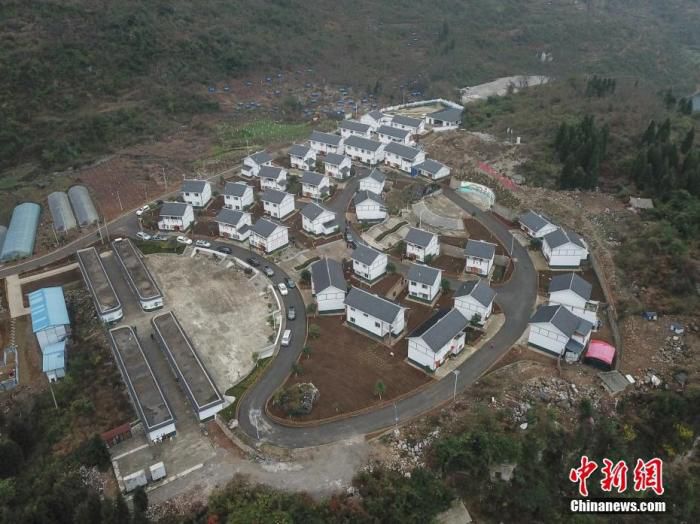 资料图：航拍一易地扶贫搬迁安置点。
中新社记者 瞿宏伦 摄