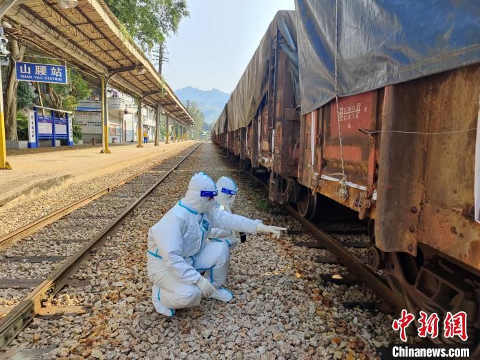 图为民警对国际联运列车进行检查。　夏伟琦 摄