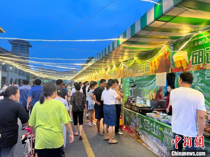 湖羊美食文化节现场人声鼎沸 施紫楠 摄 摄