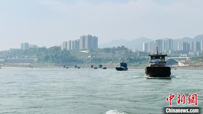 图为船队驶过嘉陵江。　重庆市交通运输综合行政执法总队港航海事支队供图