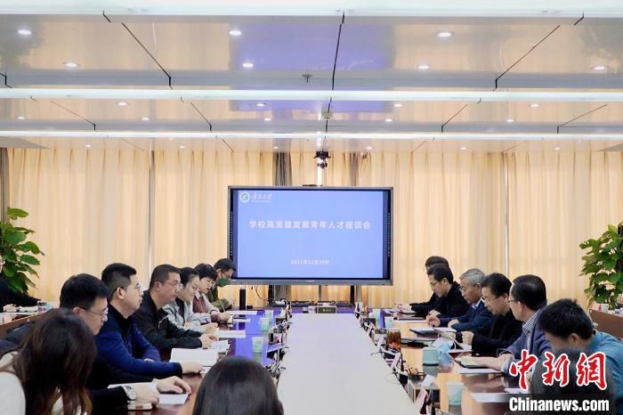 宁夏大学召开高质量发展青年人才座谈会，校领导与青年博士代表交流。　宁夏大学供图