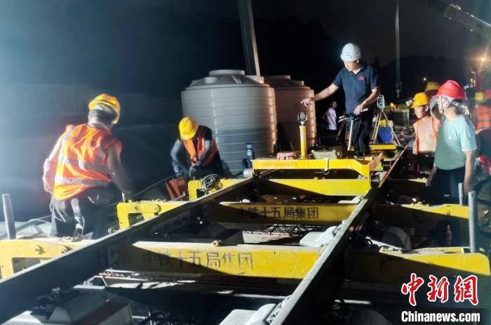 成自宜高铁前丰双线特大桥无砟轨道夜间浇筑施工现场。　叶伟成 摄