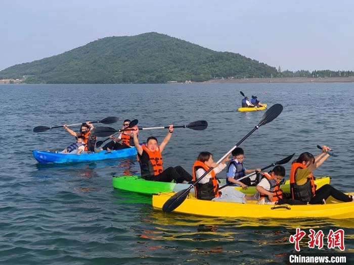 游客在南京六合金牛湖景区体验亲子皮划艇项目。　金牛湖旅游度假区供图