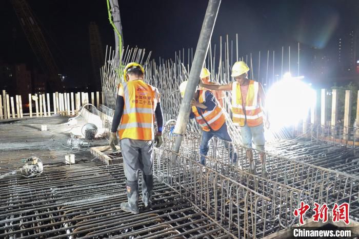 夜间浇筑作业 欧阳媚 摄