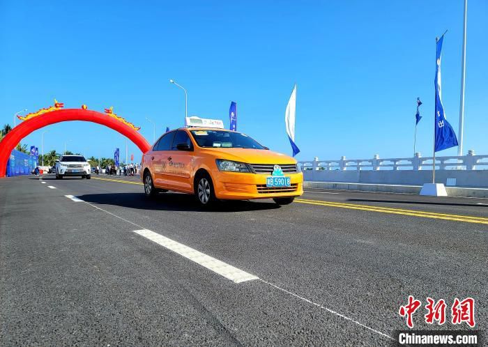 海南省环岛旅游公路陵水土福湾至三亚海棠湾通道工程通车。　王晓斌 摄