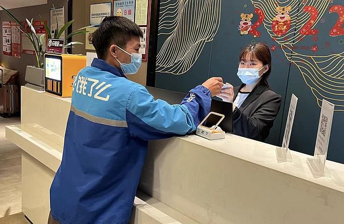 外卖骑士在深圳优铂精品酒店体验免费休息(飞猪平台供图)