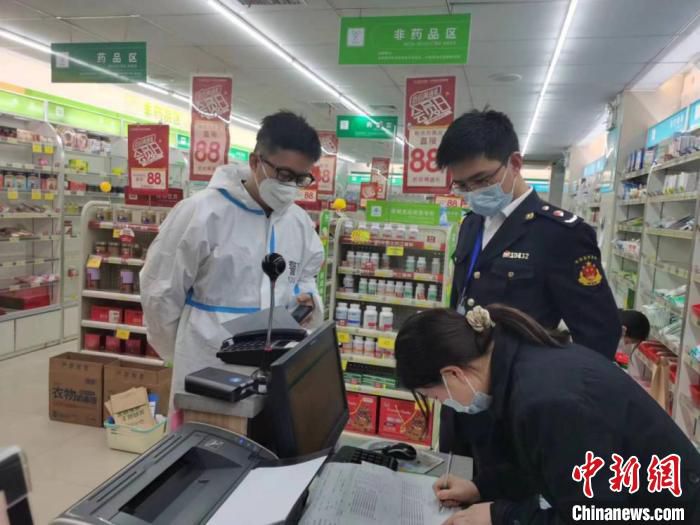 市场监管部门查处上海益丰大药房连锁有限公司江湾店哄抬价格案。　上海市场监管局 摄
