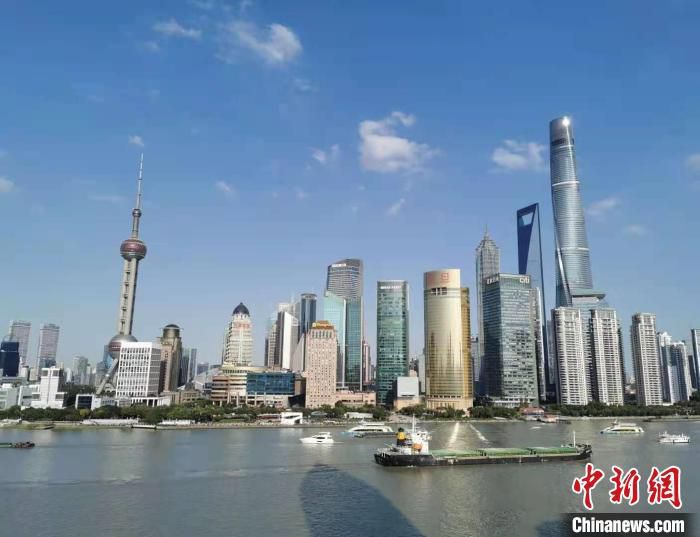 一企一策。上海市场监管部门助力200余家食品生产企业复工。　许婧 摄