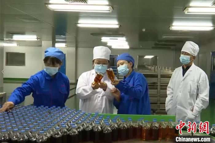 图为乌苏里江药业制剂车间，正在生产“寒地龙药”刺五加产品 郝东 摄