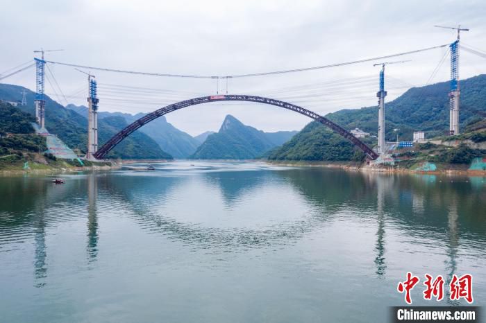 图为天峨龙滩特大桥建设现场。　广西路桥集团 供图