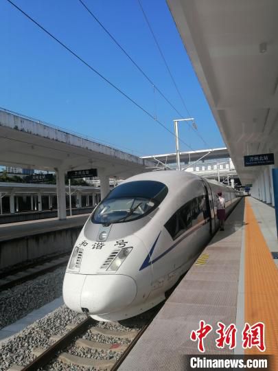 图为正在进行运行试验的列车。　中国铁路成都局集团有限公司供图