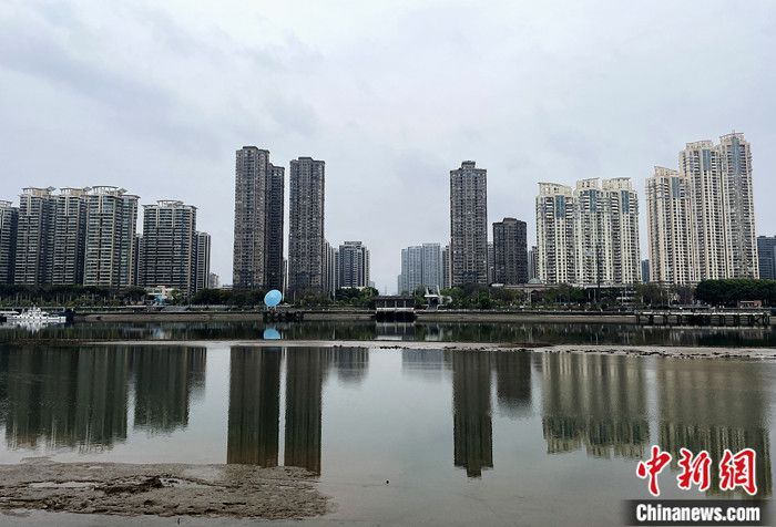 图为3月27日，福建省福州市江滨一处楼群。 中新社记者 张斌 摄