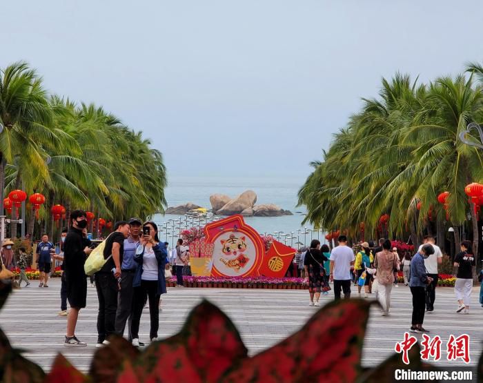 三亚天涯海角游览区，游客以海为背景拍照留影。　王晓斌 摄