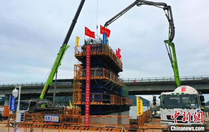深汕西高速改扩建工程长沙湾特大桥首个主墩浇筑完成 中铁四局供图