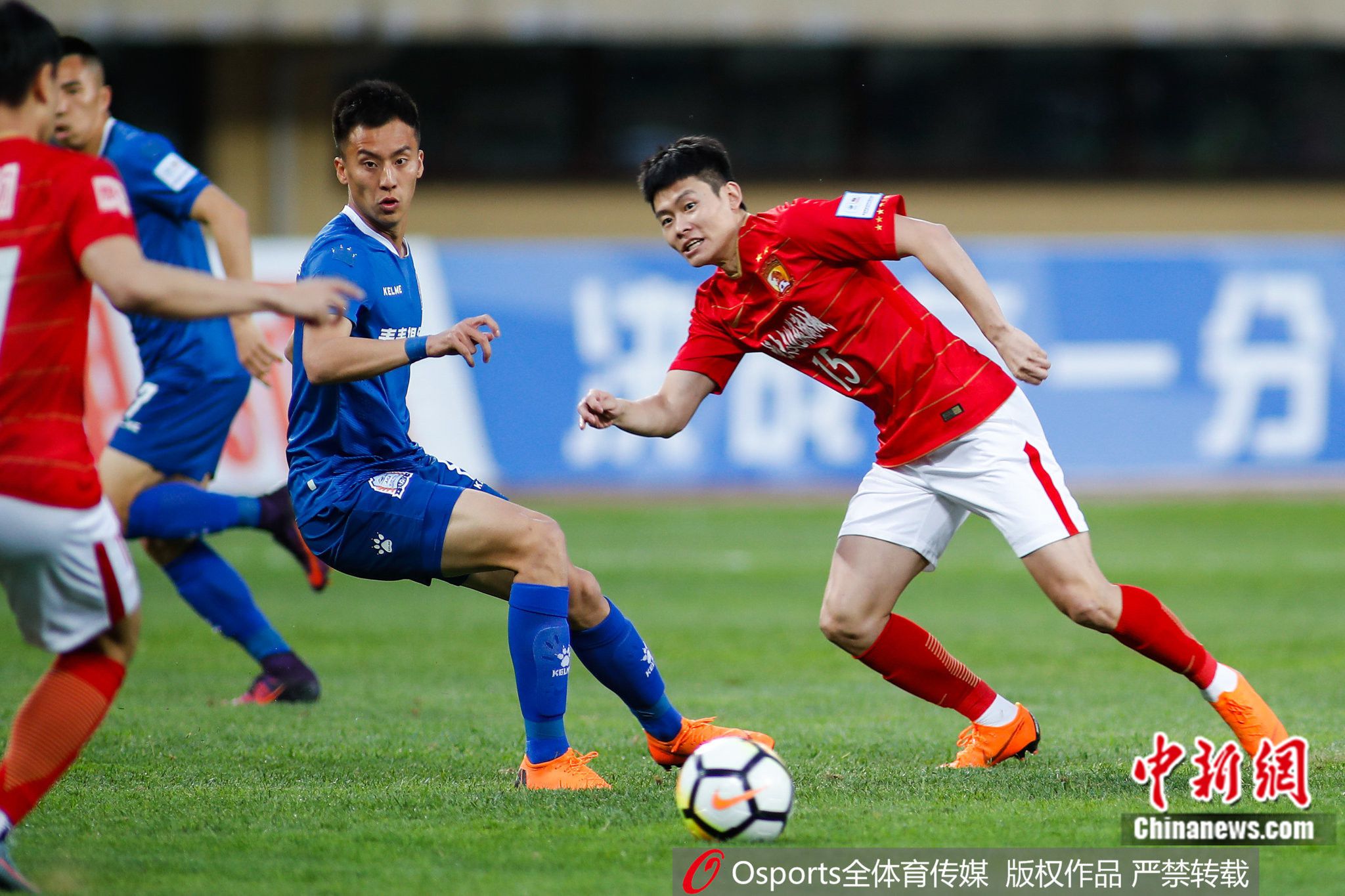 王子豪(右二)在比赛中。图片来源：Osports全体育图片社