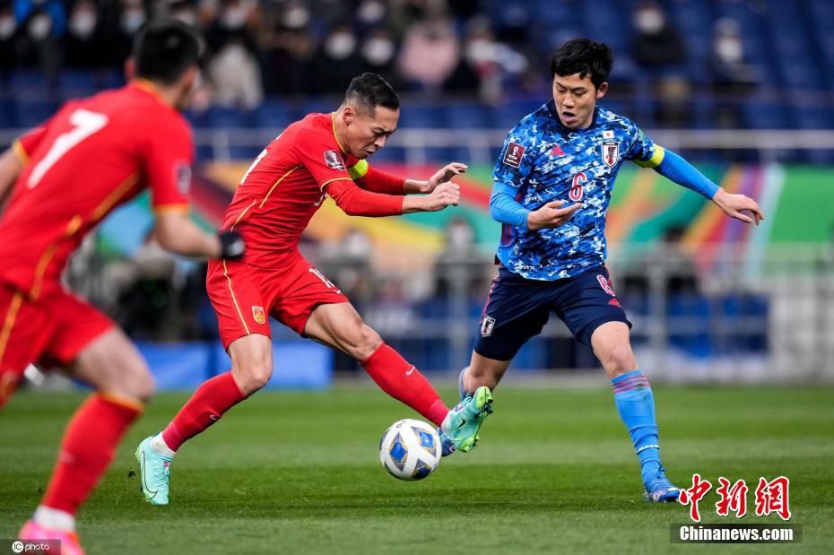 北京时间1月27日晚，在世预赛12强赛中，国足客场0:2不敌日本。图片来源：IC photo