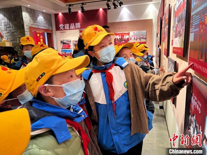 图为学生们在参观爱国主义教育基地。　普珍 摄