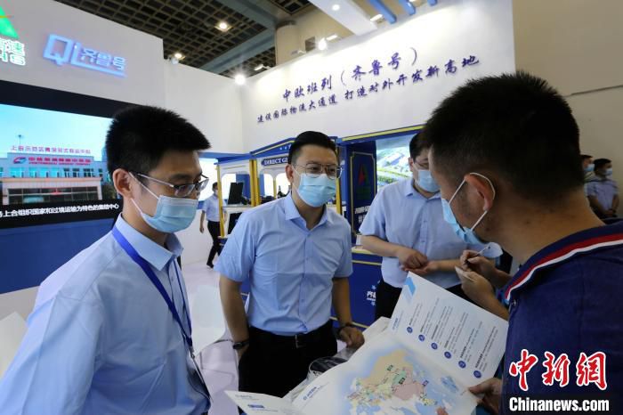 当天，首届中国(山东)跨境电商交易博览会开幕，山东外贸企业代表了解中欧班列(齐鲁号)的相关情况。　沙见龙 摄