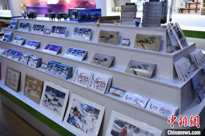 图为黑龙江雪乡风景区“童话邮局”，文创产品增色旅游发展 王衍龙 摄