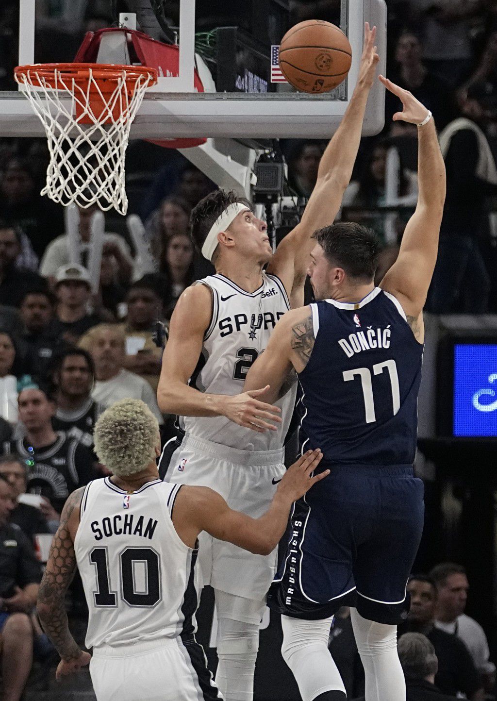 獨行俠當家球星當積(Luca Doncic)就取得三雙的33分14籃板10助攻。美聯社