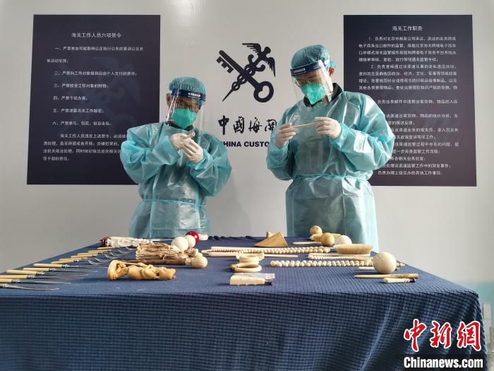 图为北京邮局海关关员正在开箱查验。　孟晨 摄