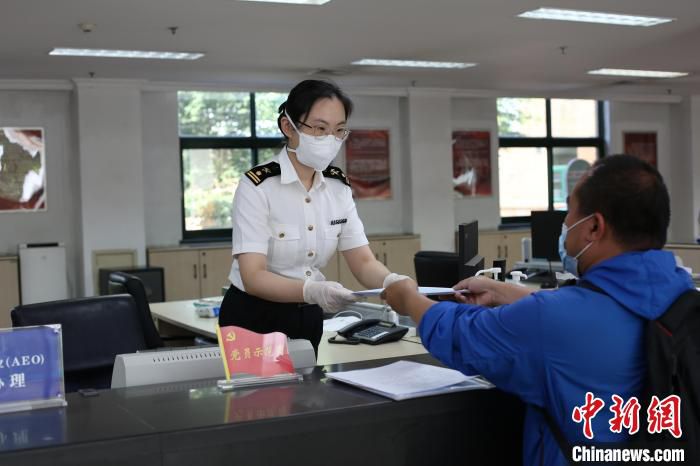 图为北京海关所属亦庄海关关员为企业办理原产地证书打印业务。　黄海鹏 摄