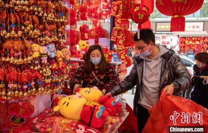 春节“虎元素”饰品备受消费者青睐。　刘忠俊 摄