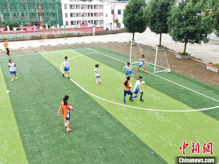 5月28日，航拍寻乌县澄江中心小学足球场，晨曦女足的队员们正在开展队内训练赛。　刘力鑫 摄