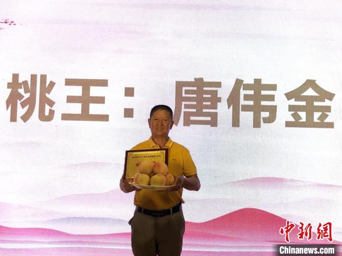 “桃王”获得者展示获奖样品与证书。　孙权 摄