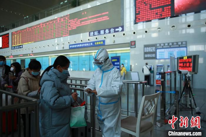 图为在南昌站，旅客有序检票进站。　张倩 　摄