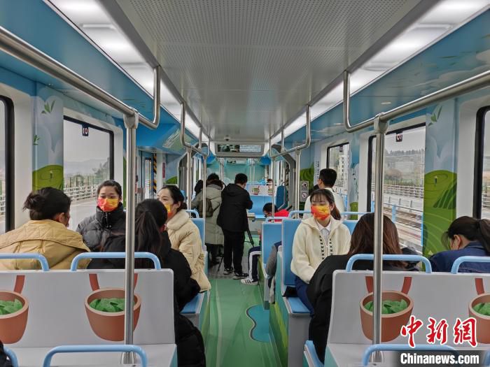 众多市民和游客前来体验，坐在平稳舒适的列车上和清新雅致的车厢内，饱览沿途美丽风光。　王浩 摄