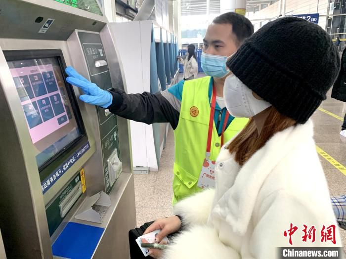 参加志愿服务引导旅客自助购票 陈婧妍 摄