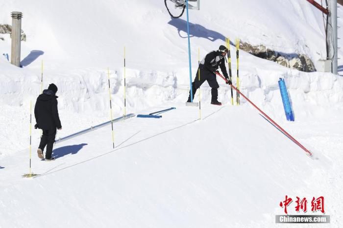 2月23日，工作人员在河北张家口赛区云顶滑雪公园进行赛道二次塑型作业。 图片来源：视觉中国